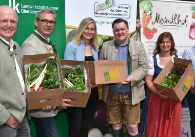 Obm. der Oö Gemüsebauern Ewald Mayr, Landwirtschaftskammer OÖ Präs. Bgm. Mag. Franz Waldenberger, Betriebsleiter Mag. (FH) Lisa und DI Stefan MORITZ und Maria und Franz Niedermaier (Eltern von Lisa) 